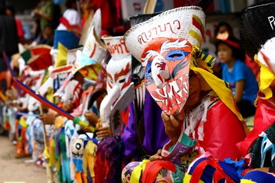 The hideous-looking Phi Ta Khon mask which is made of dried sticky rice husk is painted in bright red, green or other colors, and features the characteristic long pointed nose.