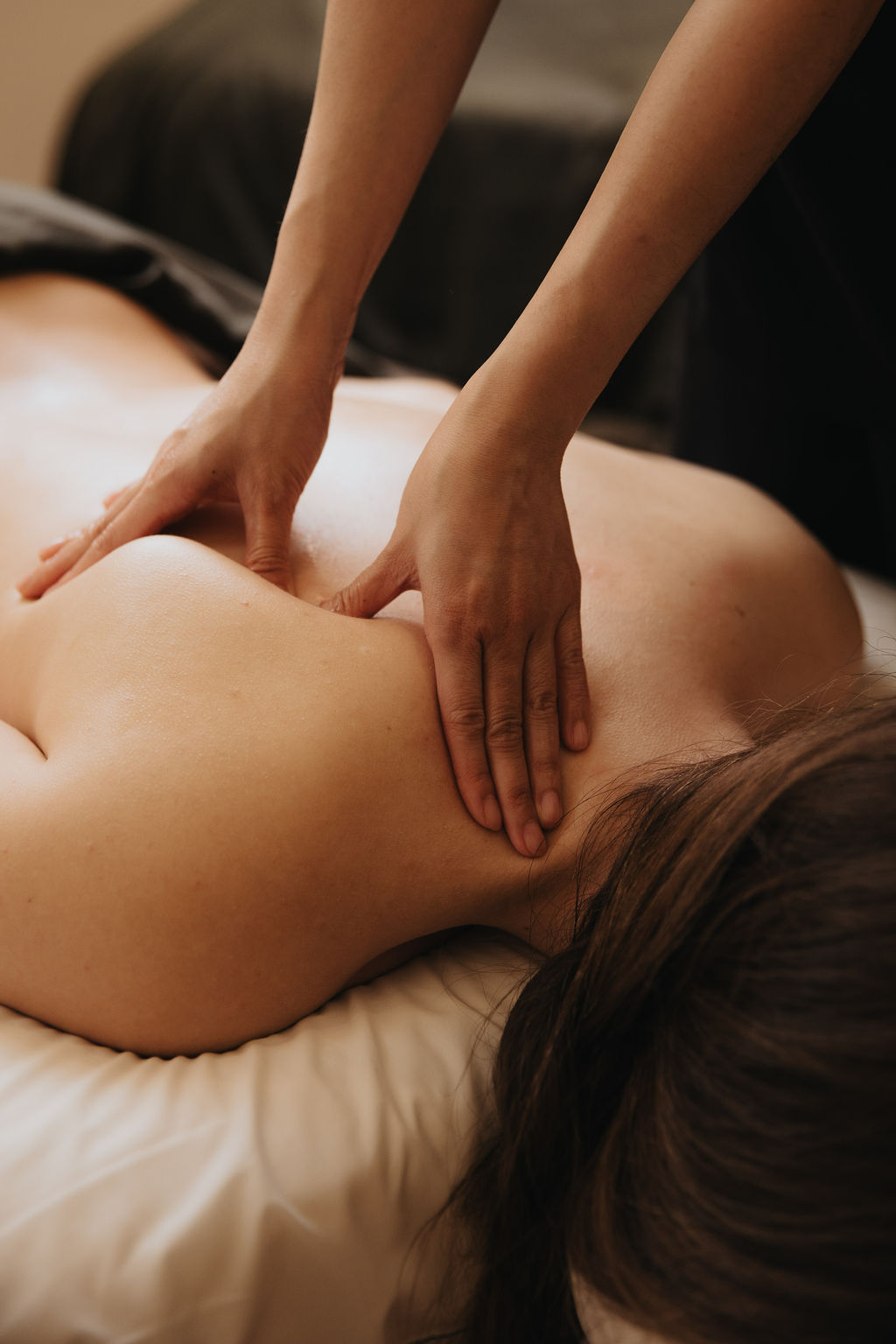 Hands doing a thai massage